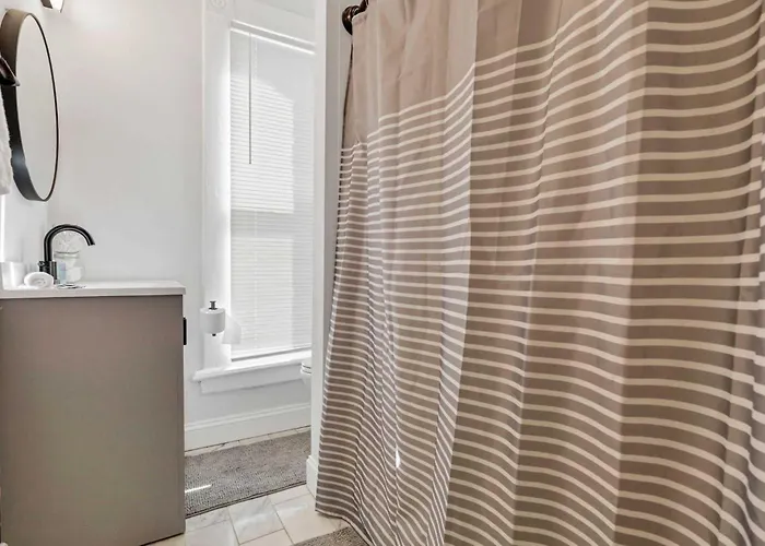 4 Bed Duplex Near Goodale Park Holiday home *